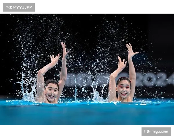 游泳世界杯北京站，吉祥物“冰冰”与观众互动时意外落入泳池，被救生员迅速捞起